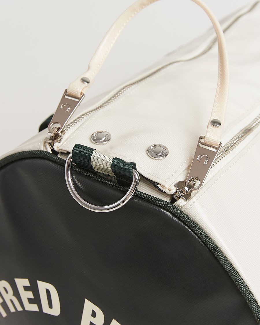 Herren | Fred Perry Classic Barrel Bag Snow White/Court Green | Fred Perry | Classic Barrel Bag Snow White/Court Green