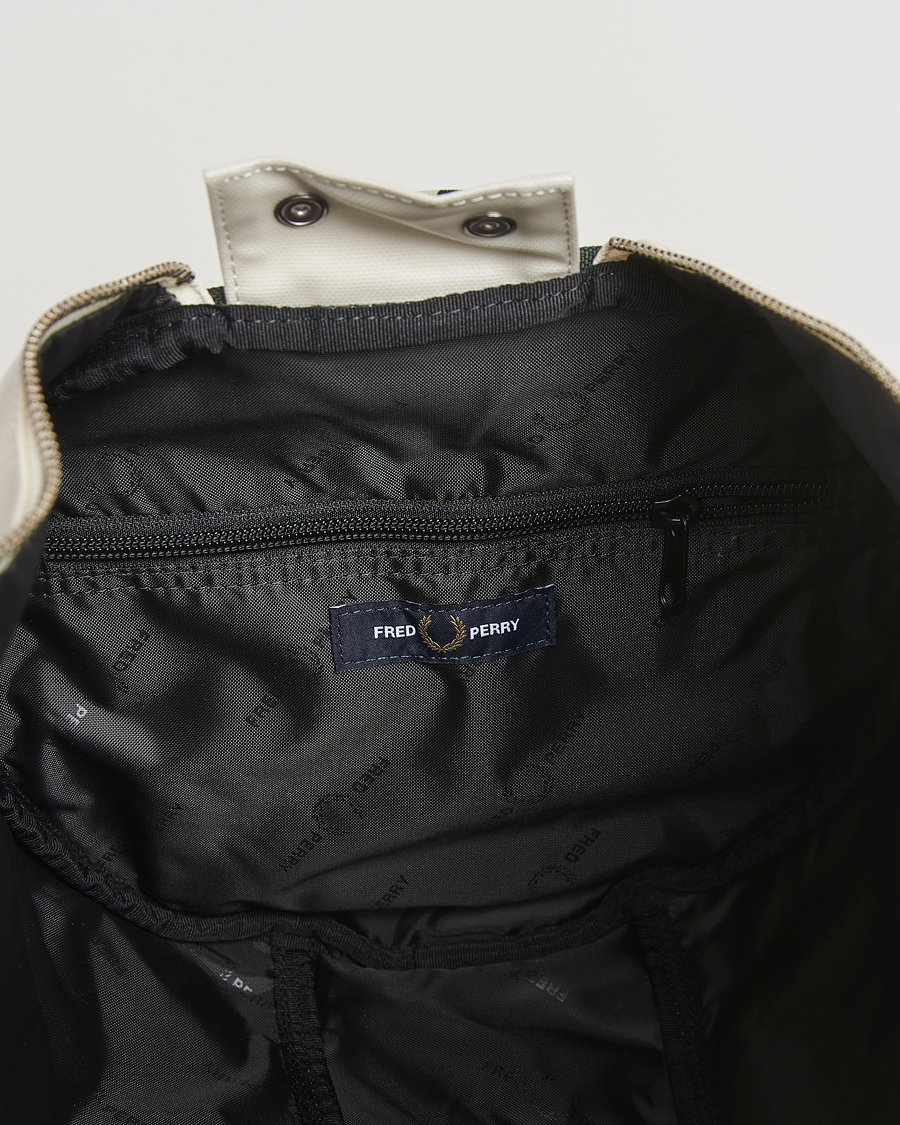 Herren | Fred Perry Classic Barrel Bag Snow White/Court Green | Fred Perry | Classic Barrel Bag Snow White/Court Green