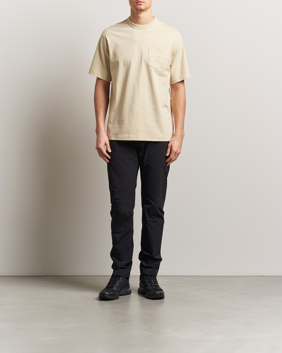 Herren | T-Shirts | The North Face | Relaxed Pocket T-Shirt Gravel