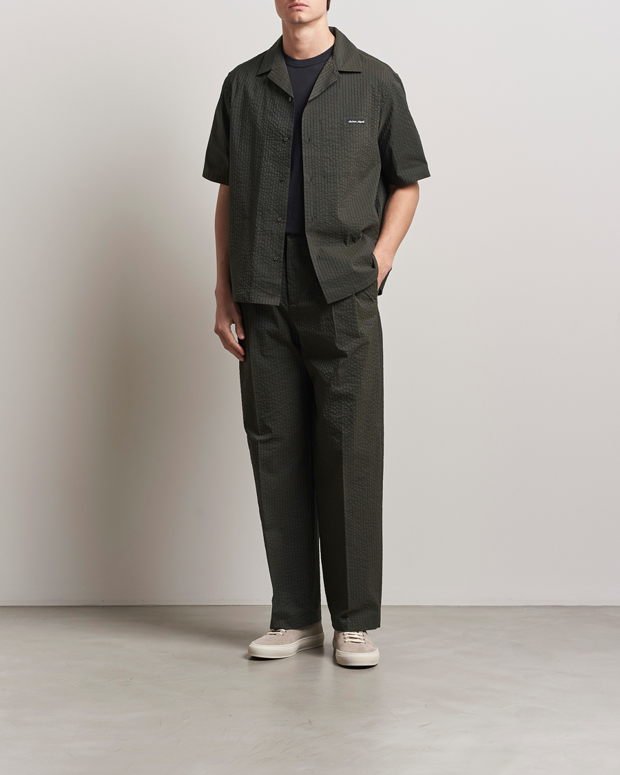 Herren | Hosen | Maison Kitsuné | Relaxed Seersucker Pleated Trousers Ranger Green