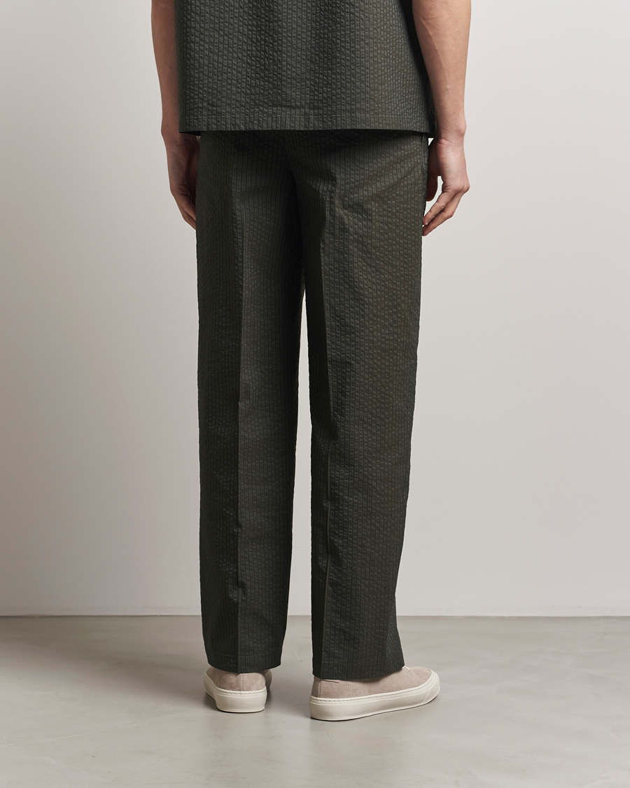 Herren | Hosen | Maison Kitsuné | Relaxed Seersucker Pleated Trousers Ranger Green