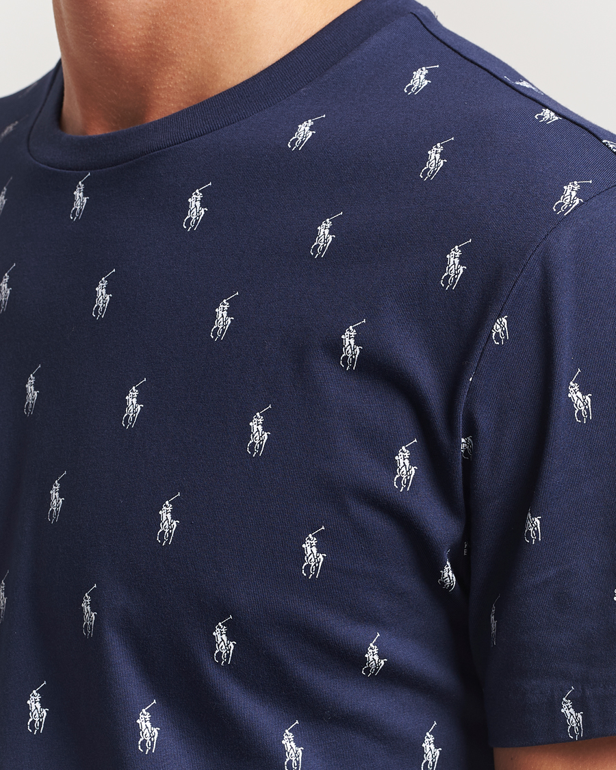 Herren | Polo Ralph Lauren All over Player Sleeping Tee Cruise Navy | Polo Ralph Lauren | All over Player Sleeping Tee Cruise Navy