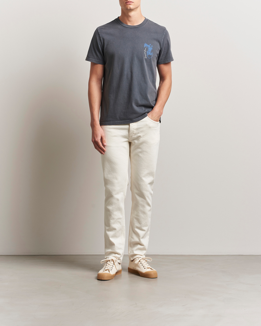 Herren | T-Shirts | Nudie Jeans | Roy Wrong Place T-Shirt Antracite