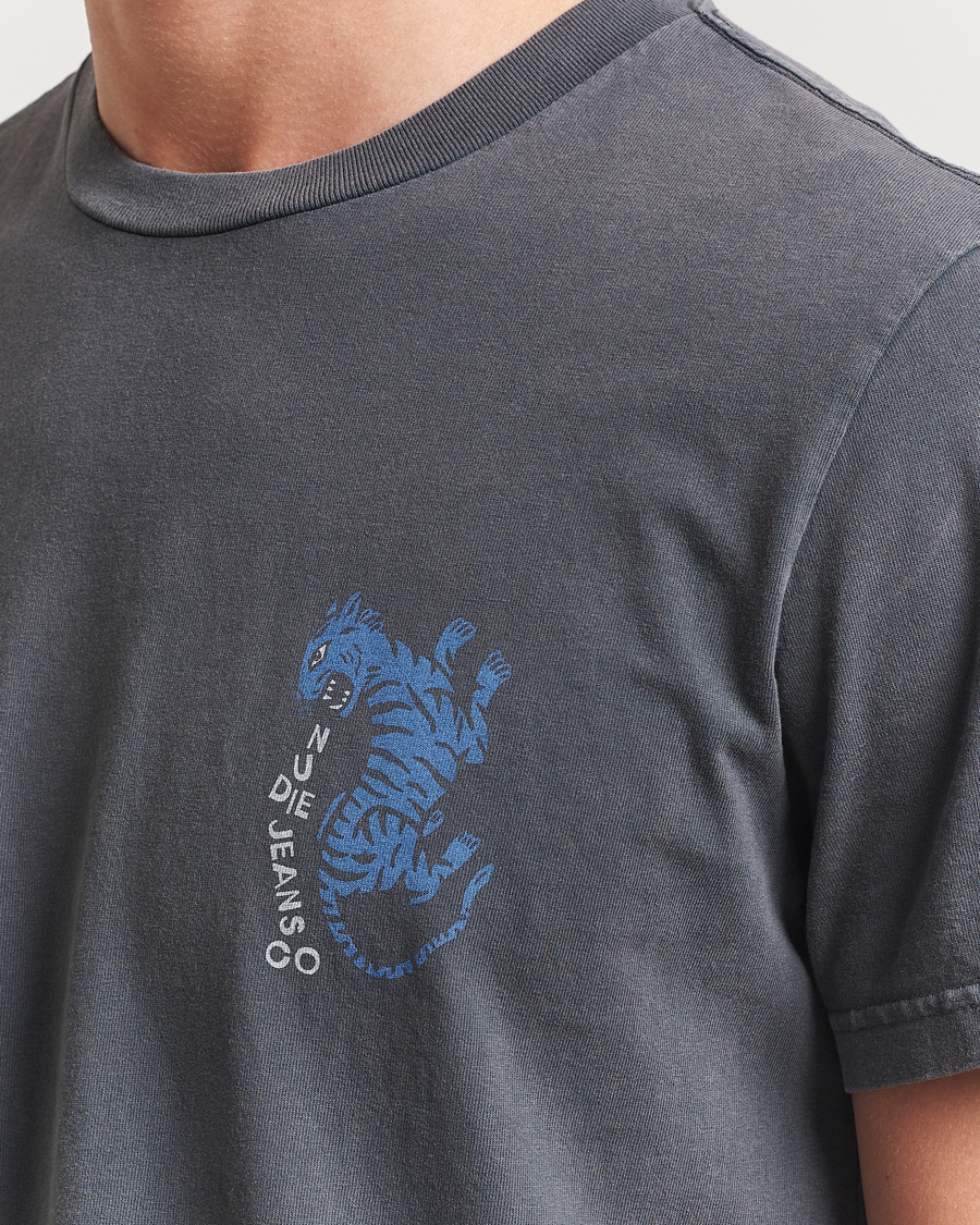 Herren | T-Shirts | Nudie Jeans | Roy Wrong Place T-Shirt Antracite