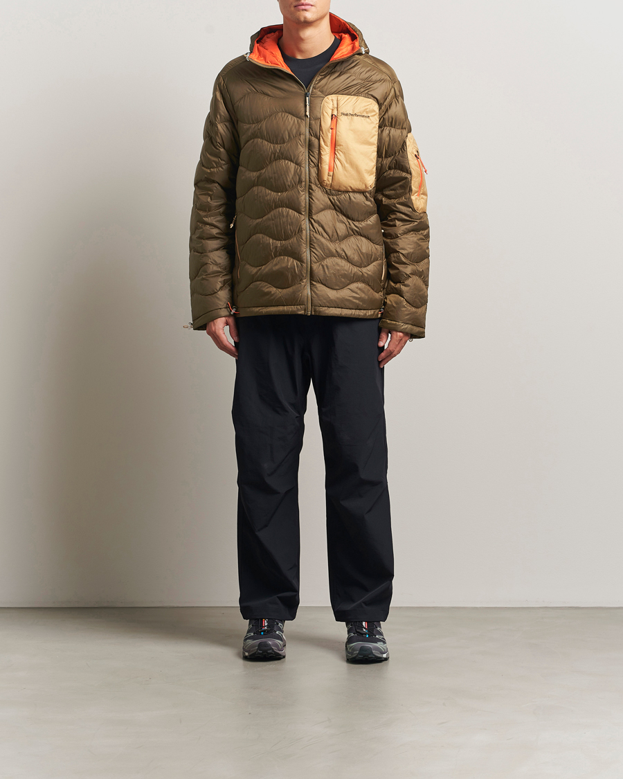 Herren | Jacken | Peak Performance | Helium Utility Down Hooded Jacket Meadow Moss/Sierra Sand