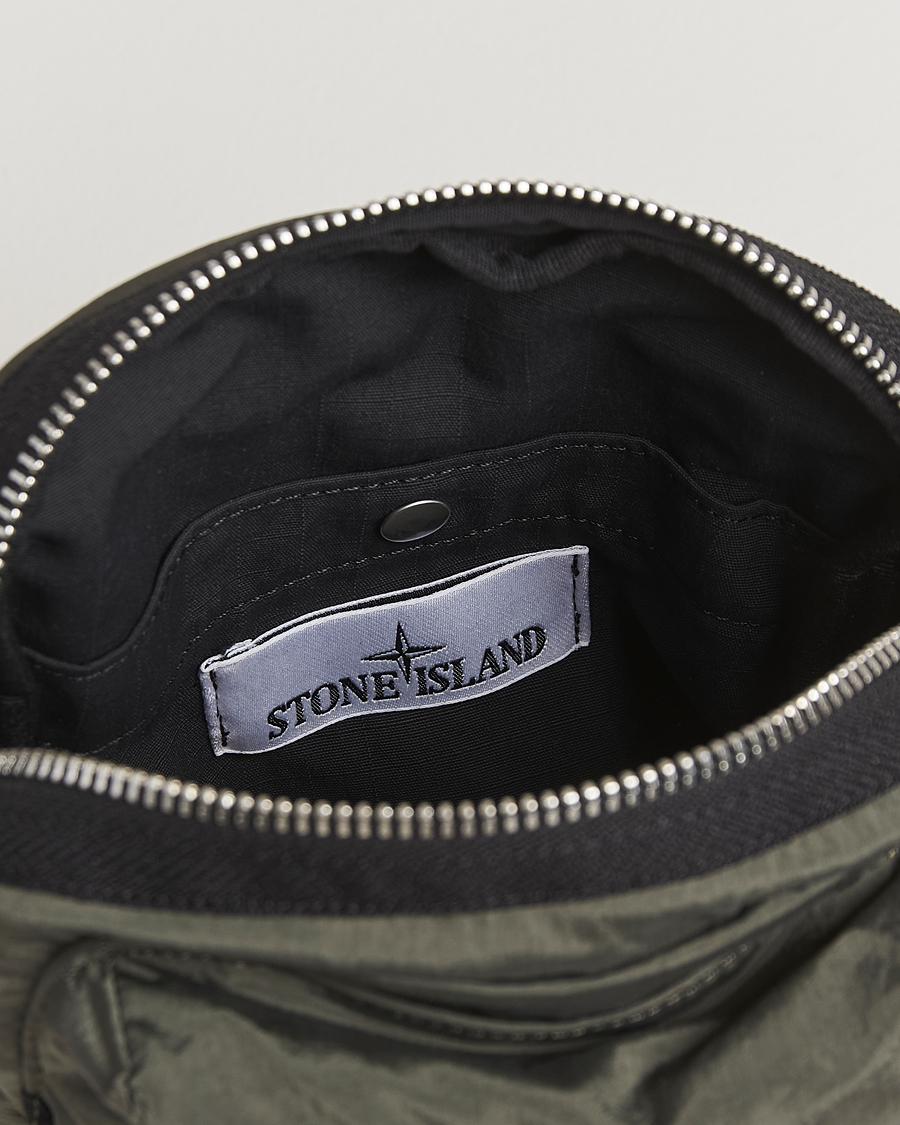 Herren | Stone Island Nylon Metal Shoulder Pouch Musk | Stone Island | Nylon Metal Shoulder Pouch Musk