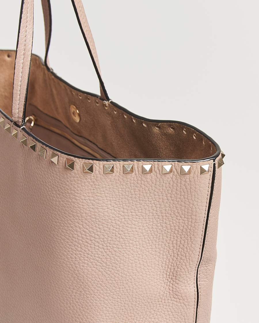 Herren | Valentino Pre-Owned Medium Rockstud Tote Bag Poudre | Valentino Pre-Owned | Medium Rockstud Tote Bag Poudre