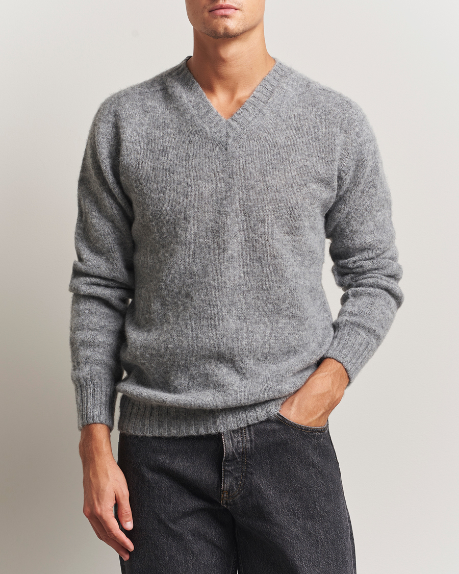 Herren | Pullover | Harley Of Scotland for Care of Carl | Harley Of Scotland Brushed Supersoft Lambswool V-Neck Mid Grey