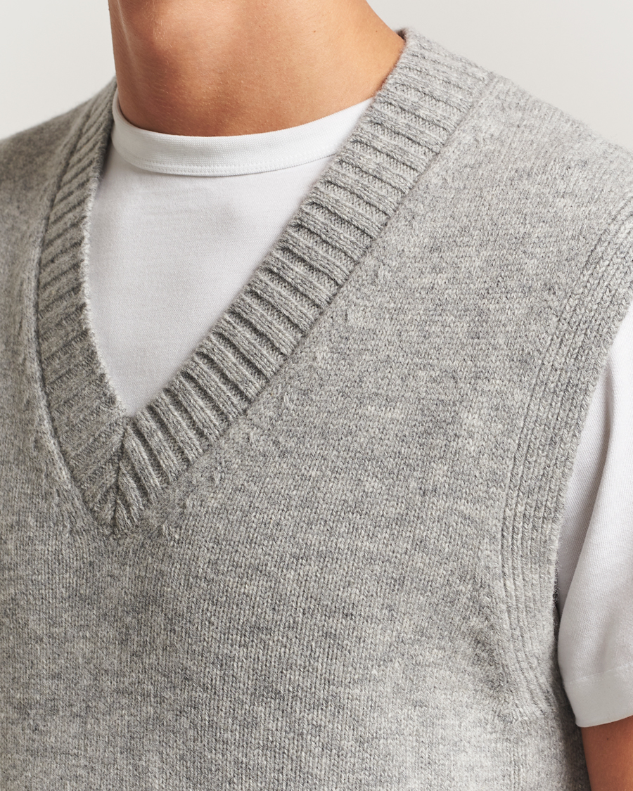 Herren | Pullover | A Day's March | Wigtown Lambswool V-Neck Vest Grey Melange