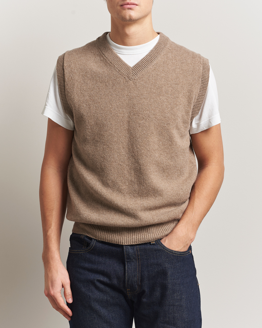 Herren | Pullover | Sunspel | Lambswool Knitted Vest Sandstone