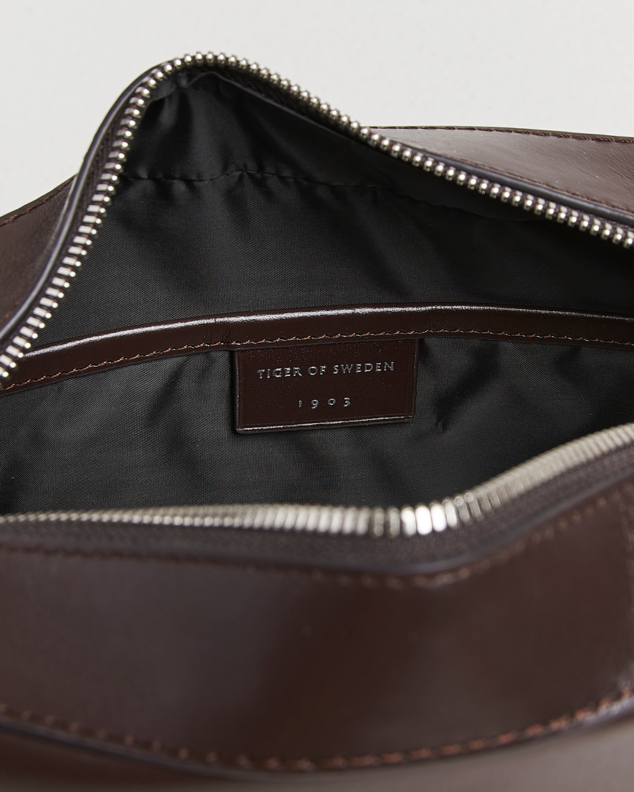 Herren | Taschen | Tiger of Sweden | Balnea Smooth Leather Washbag Dark Brown