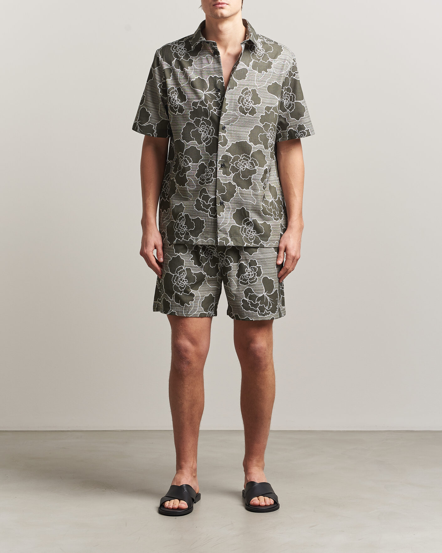 Herren | Hemden | LES DEUX | Charlie Poppy AOP Short Sleeve Shirt Olive Night