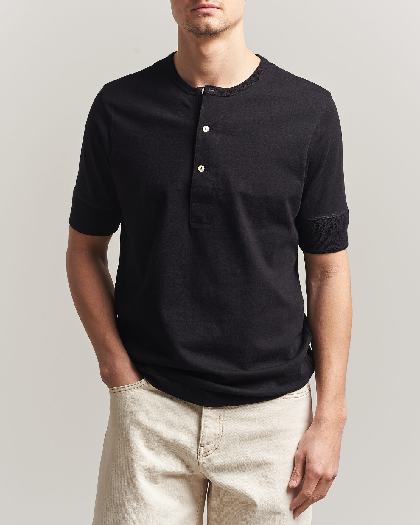 Herren | T-Shirts | Merz b. Schwanen | Classic Organic Cotton Short Sleeve Henley Black