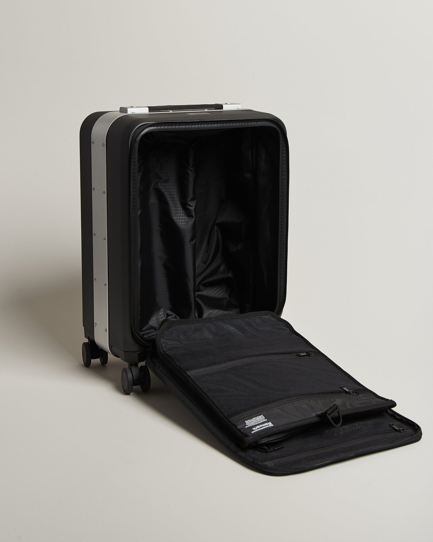 Herren | Taschen | DB | Ramverk Pro Front-Access Carry On Silver/Black