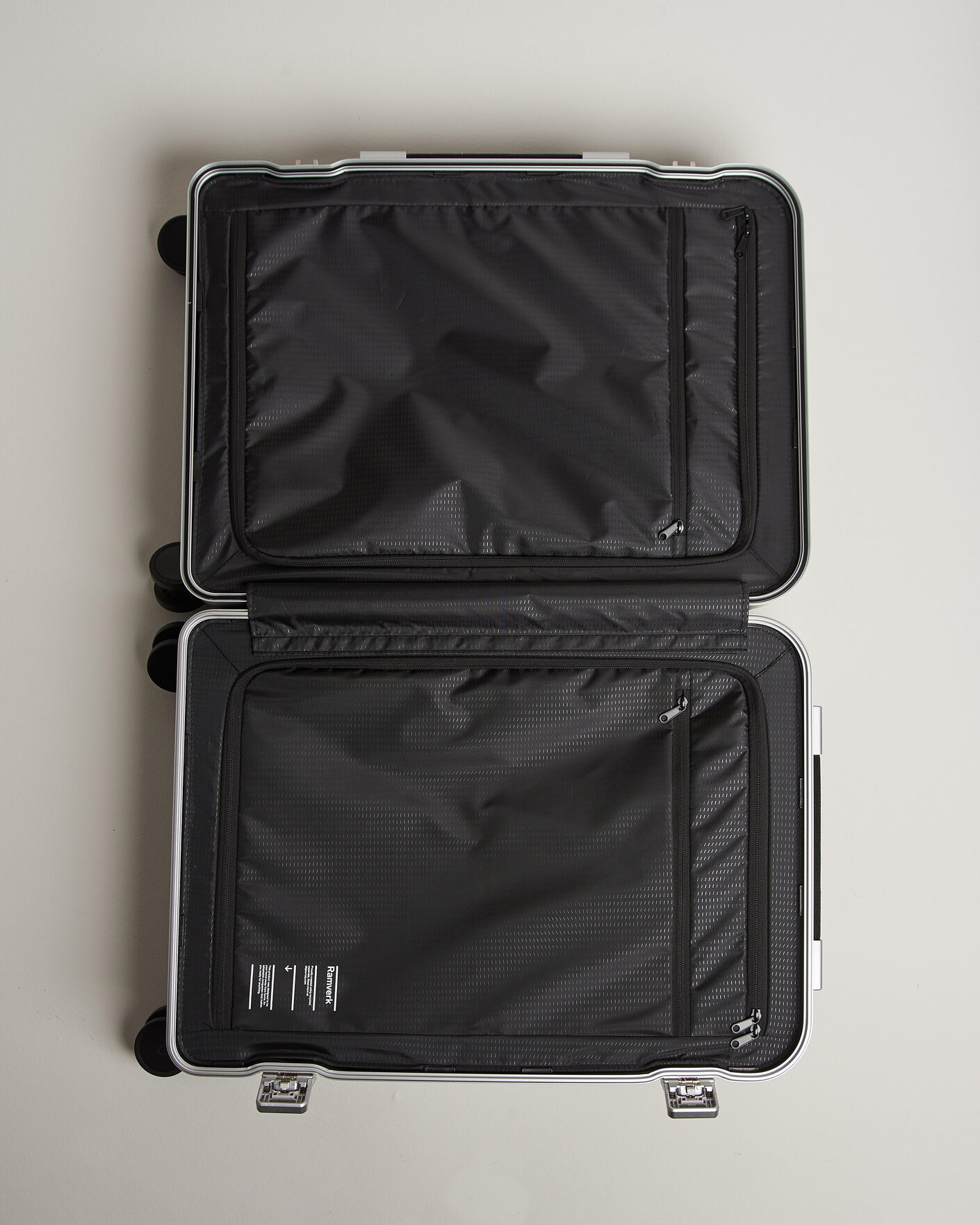 Herren | Taschen | DB | Ramverk Pro Check-In Luggage Medium Silver/Black
