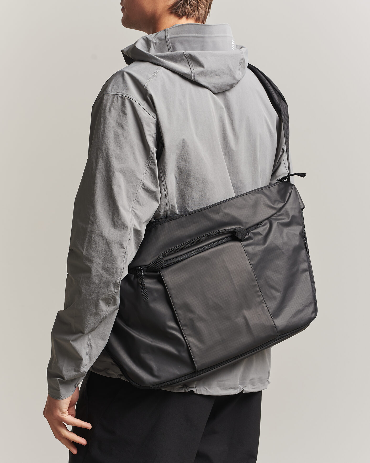 Herren | Taschen | DB | Ramverk Pro Sling Bag 24L Black Out