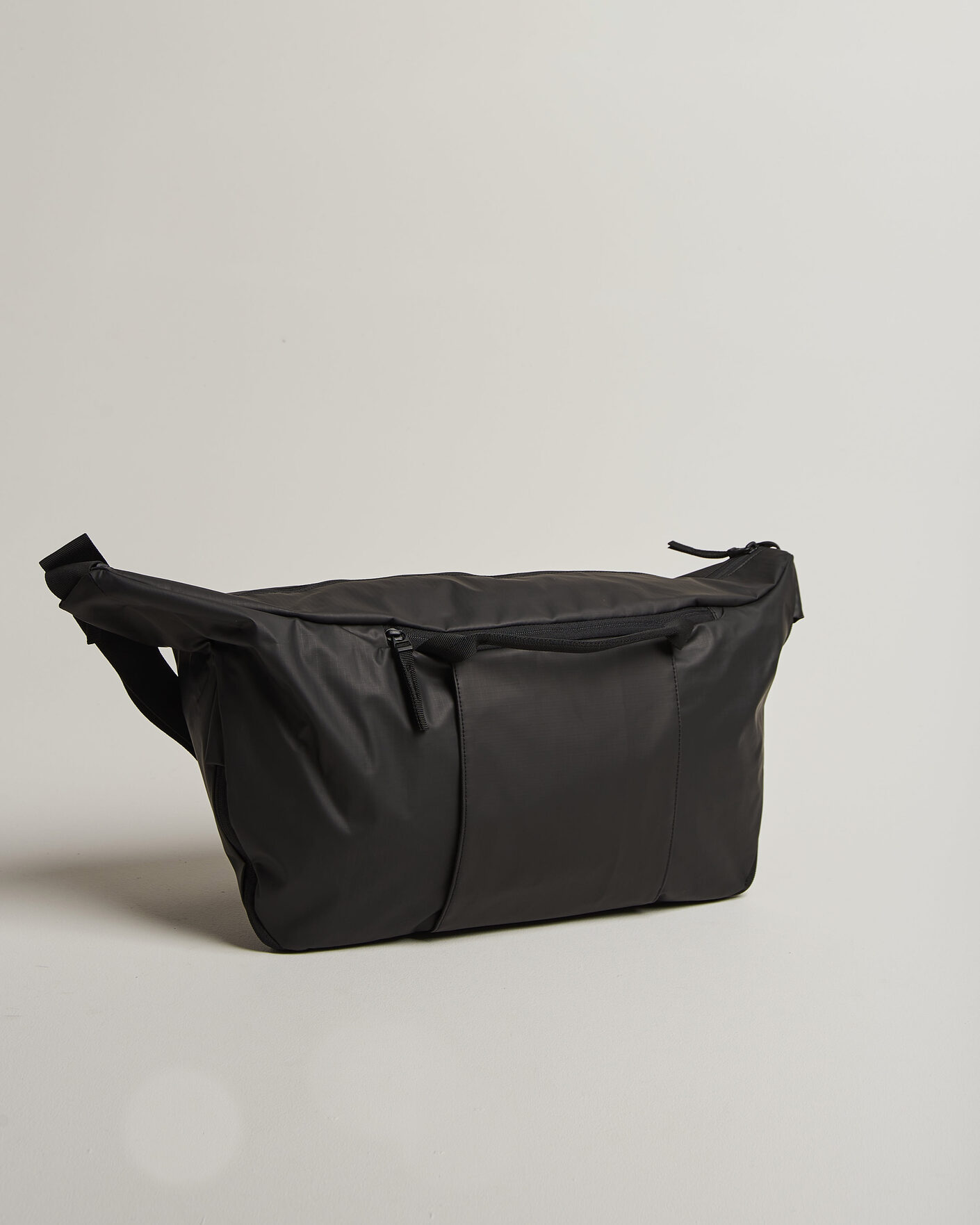 Herren | Taschen | DB | Ramverk Pro Sling Bag 24L Black Out