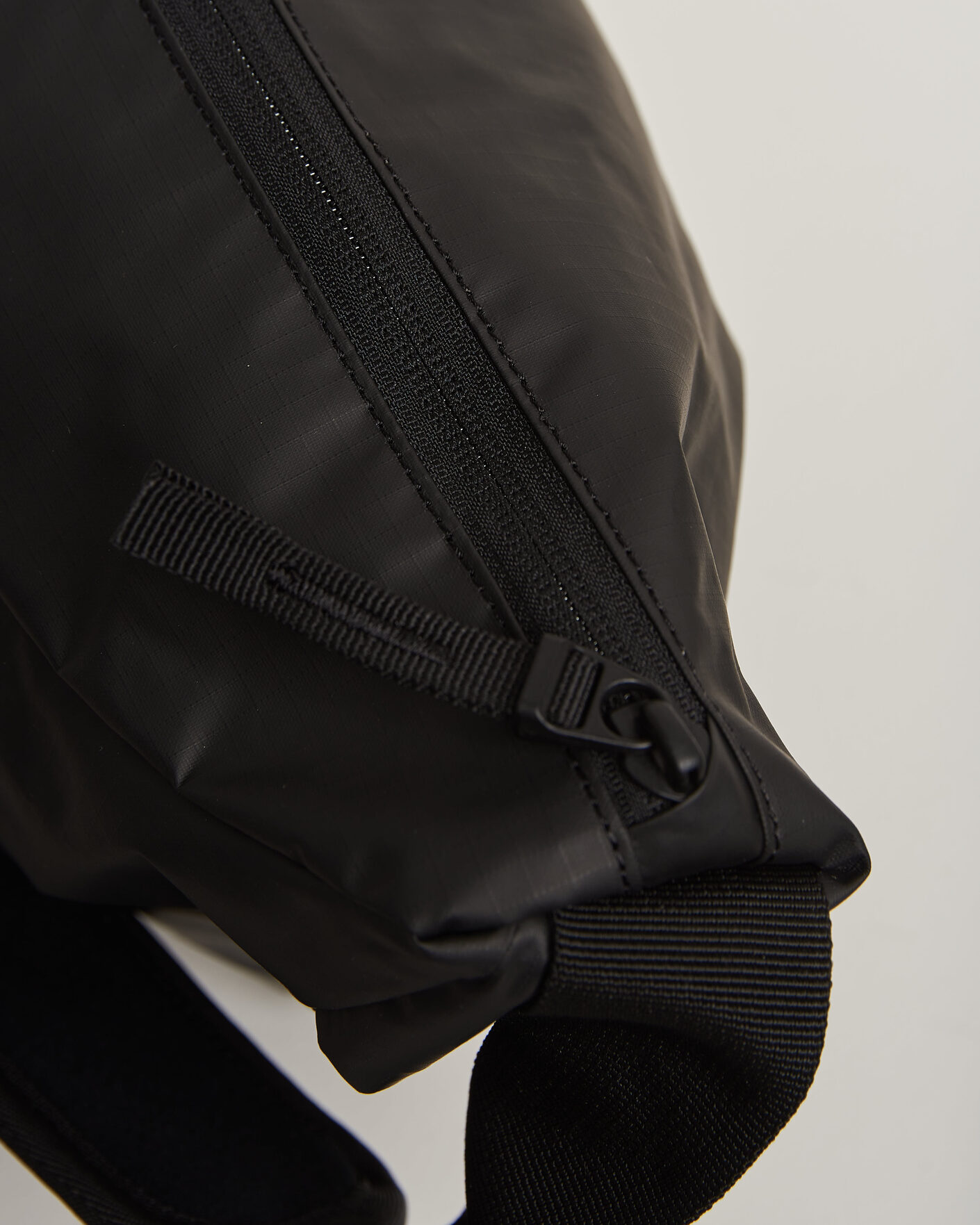 Herren | Taschen | DB | Ramverk Pro Sling Bag 24L Black Out