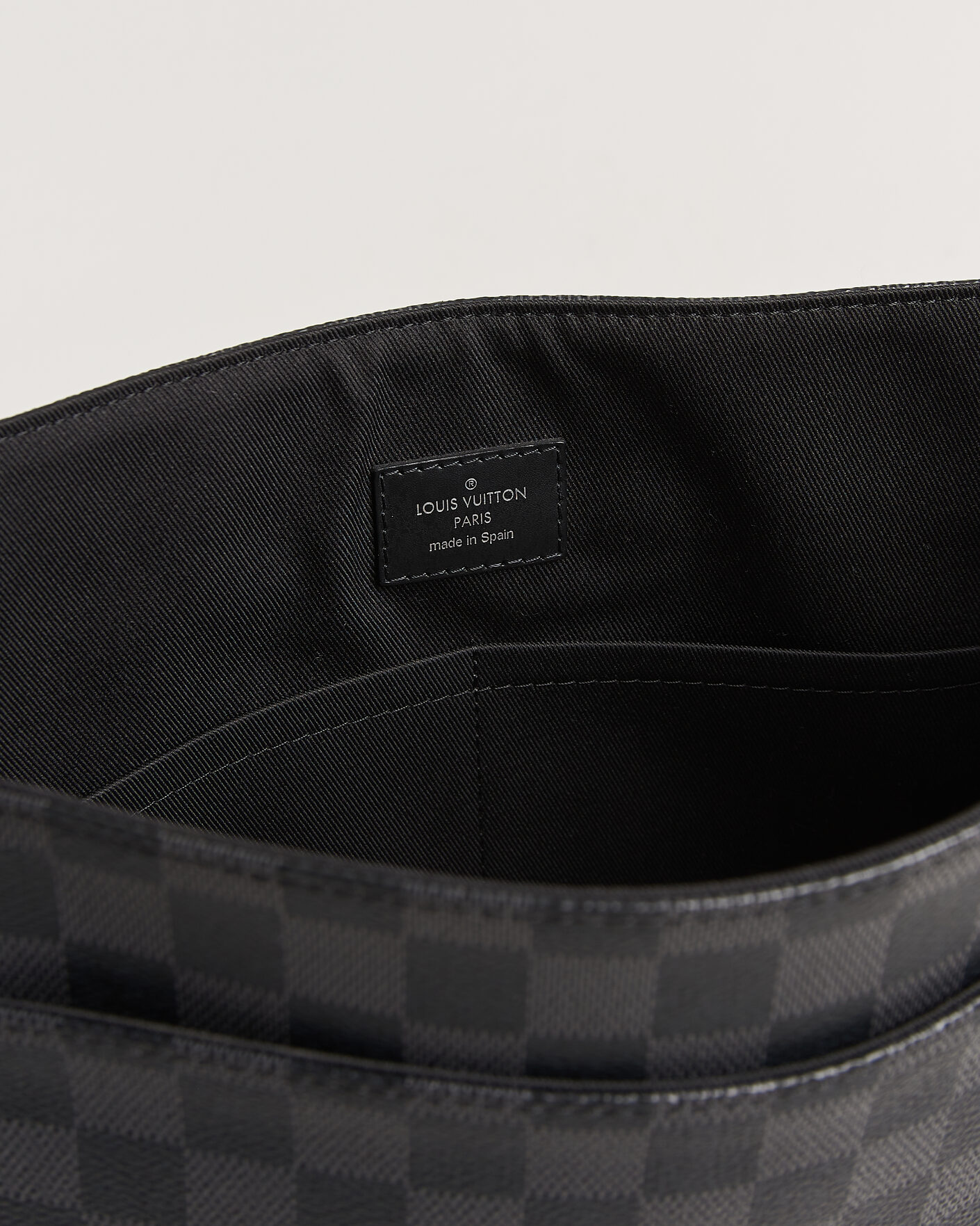 Herren | Pre-Owned & Vintage Bags | Louis Vuitton Pre-Owned | Louis Vuitton District Messenger Bag MM Damier Graphite