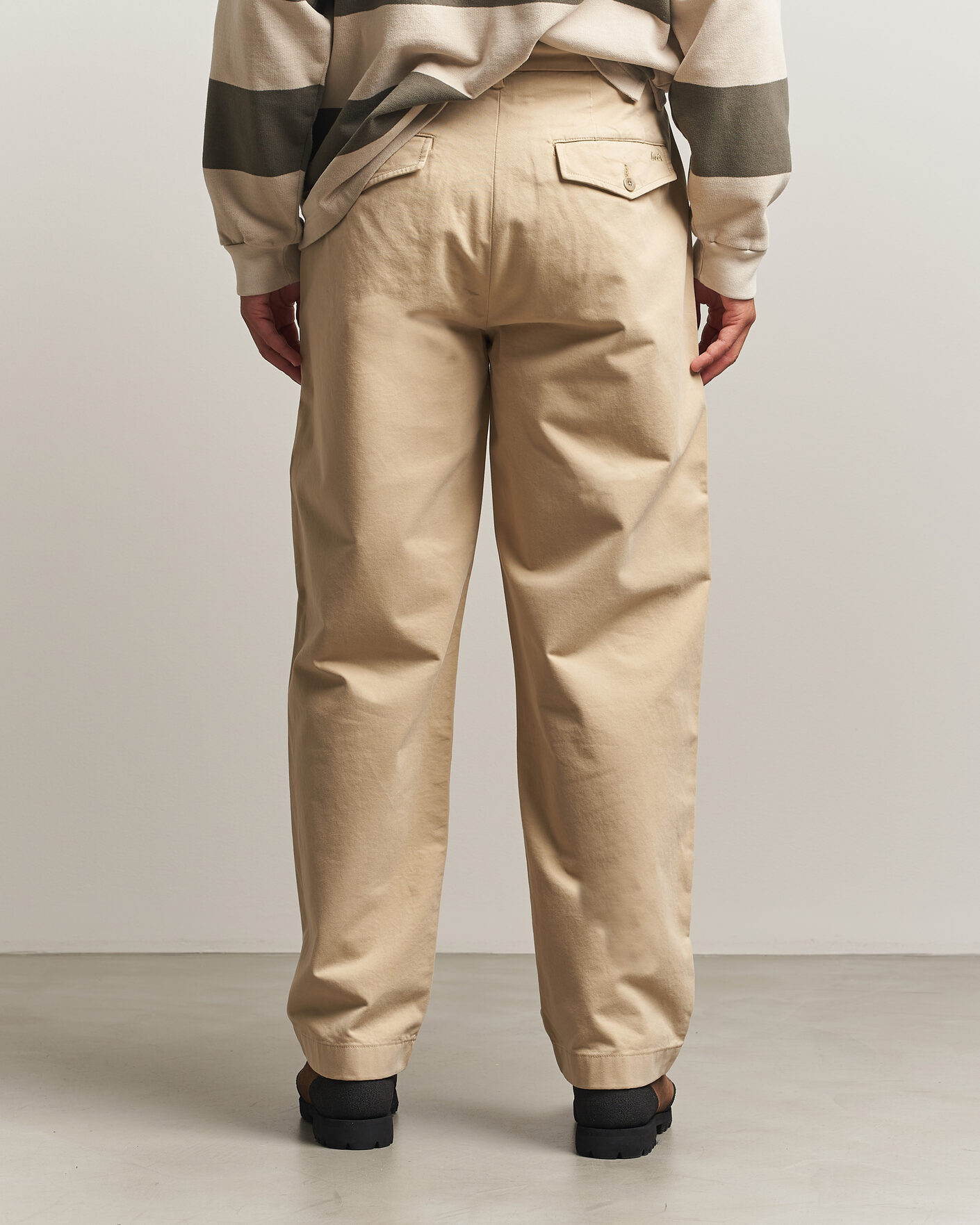 Herren | Hosen | Forét | Writer Relaxed Fit Pleated Pants Uniform Khaki