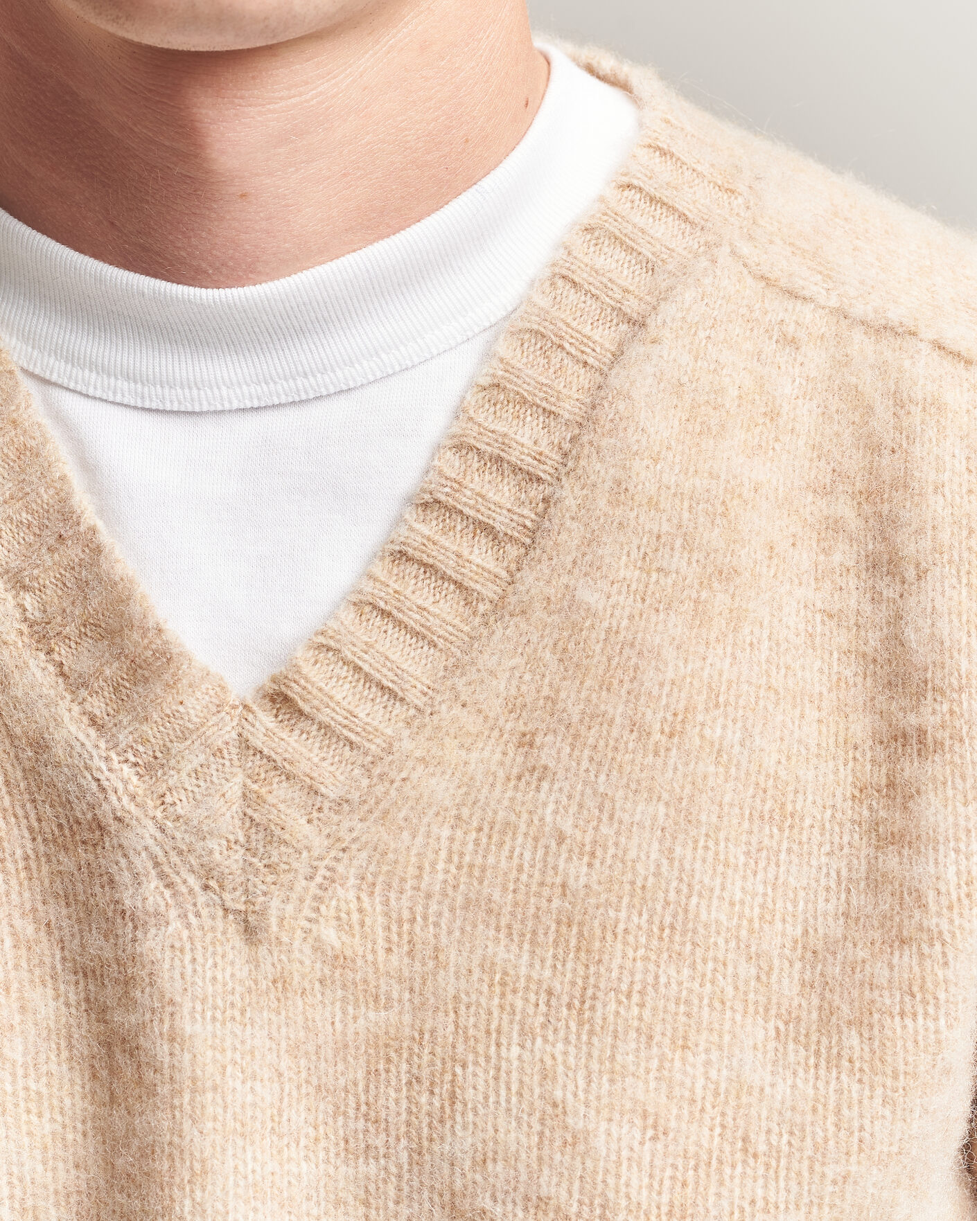 Herren | Pullover | Harley Of Scotland for Care of Carl | Brushed Supersoft Lambswool V-Neck Beige