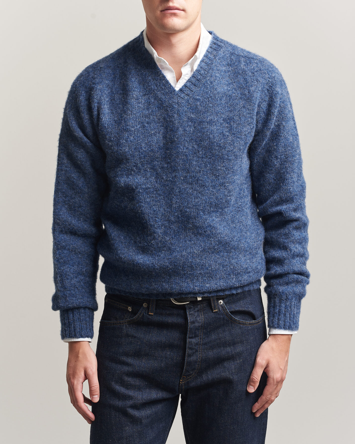 Herren | Pullover | Harley Of Scotland for Care of Carl | Brushed Supersoft Lambswool V-Neck Denim Blue