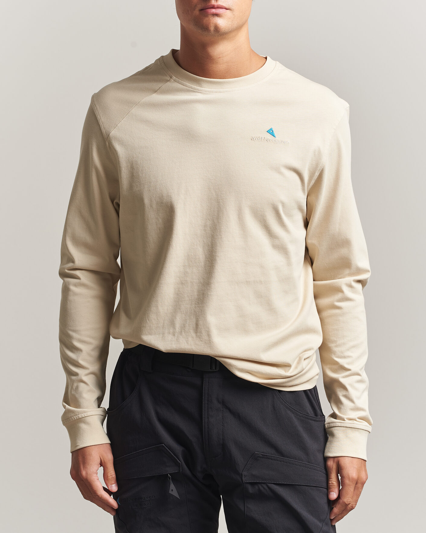 Herren | T-Shirts | Klättermusen | Root Long Sleeve Logo T-Shirt Clay
