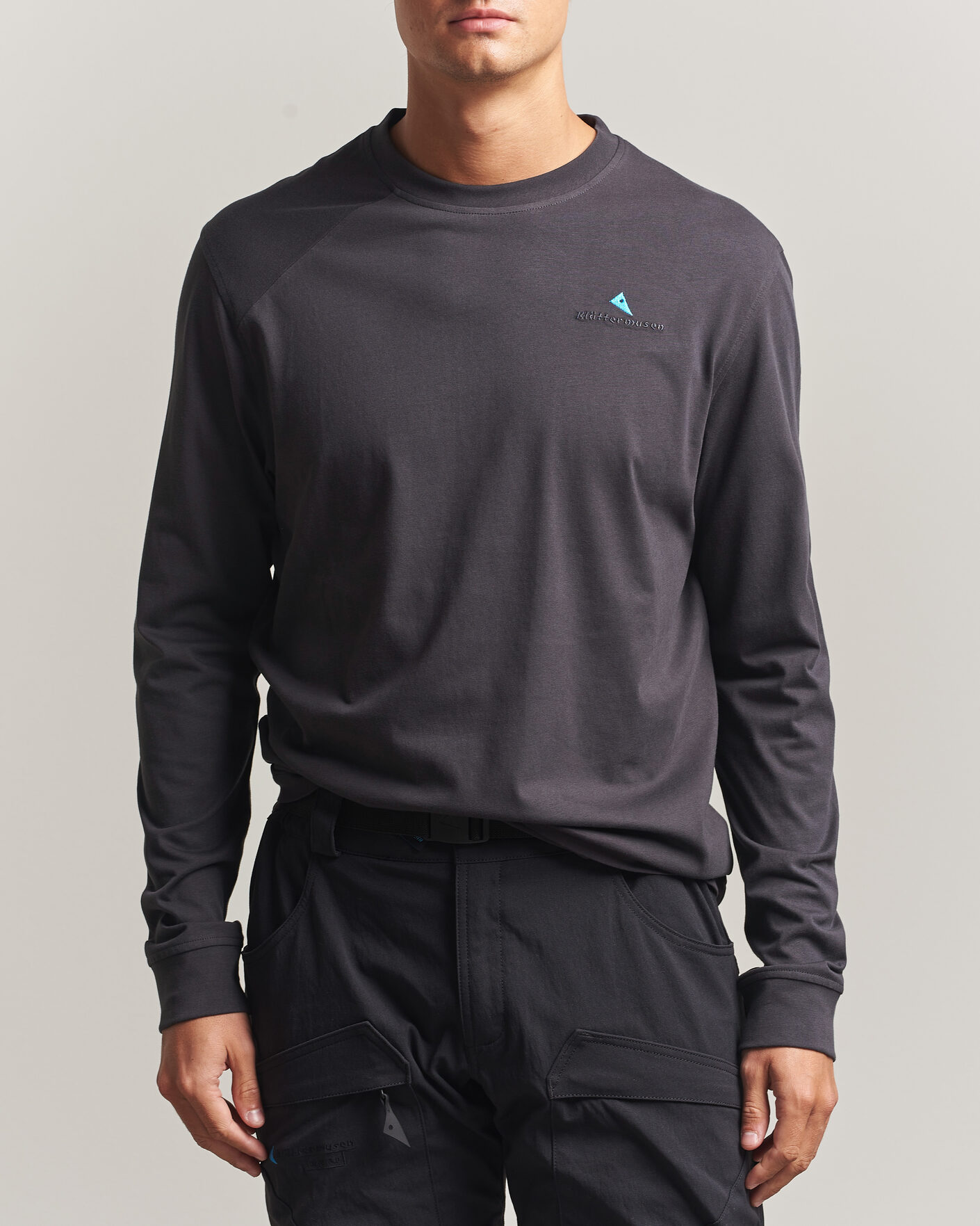 Herren | T-Shirts | Klättermusen | Root Long Sleeve Logo T-Shirt Raven