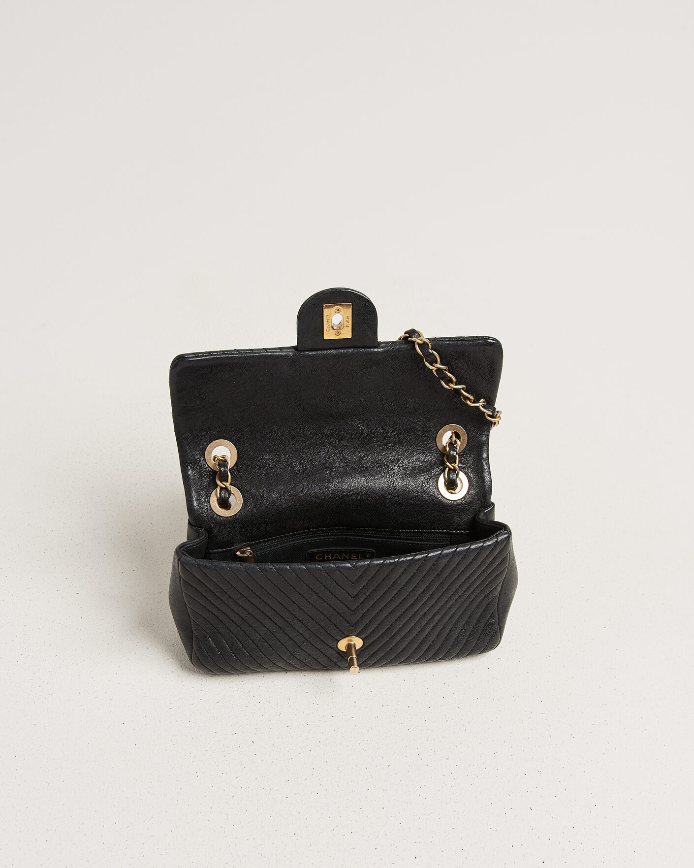 Herren | Pre-Owned & Vintage Bags | Chanel Pre-Owned | Chevron Small Flap Bag Black