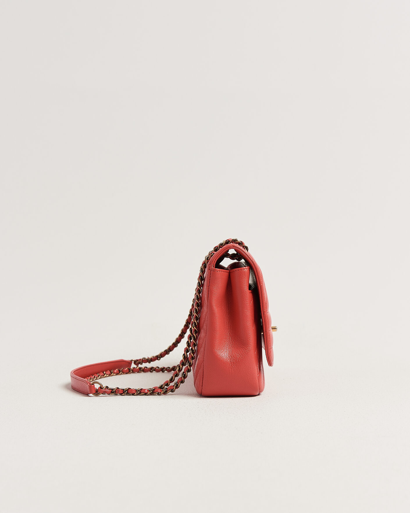 Herren | Pre-Owned & Vintage Bags | Chanel Pre-Owned | Chevron Medium Flap Bag Coral