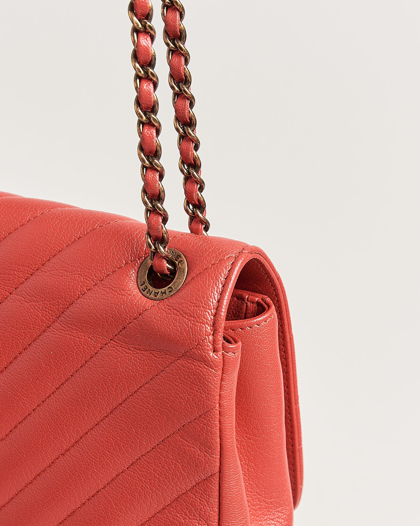 Herren | Pre-Owned & Vintage Bags | Chanel Pre-Owned | Chevron Medium Flap Bag Coral