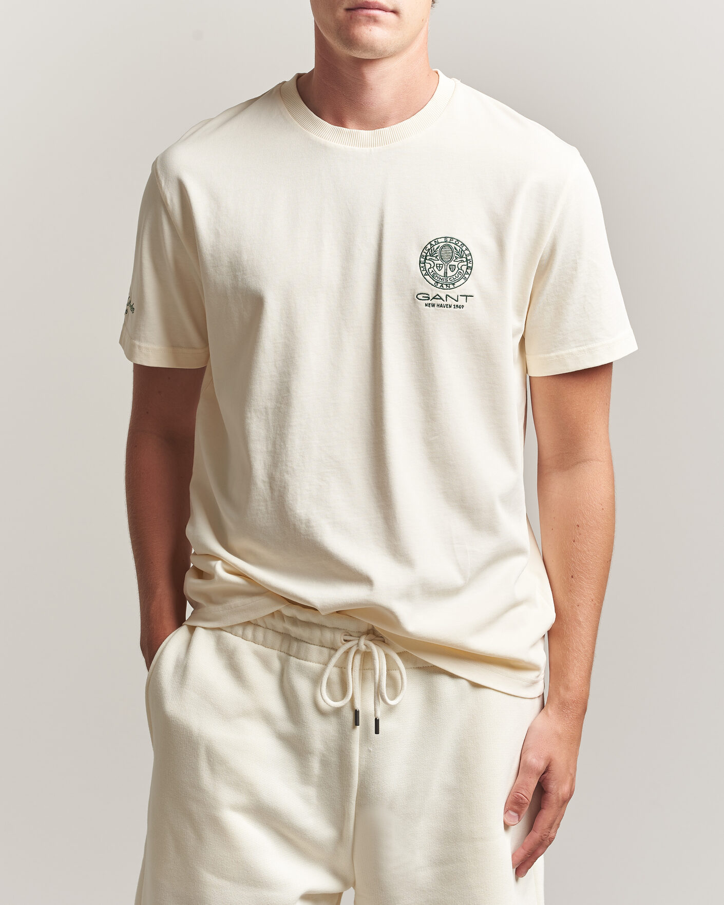 Herren | T-Shirts | Gant | Tournament Crew Neck T-Shirt Cream
