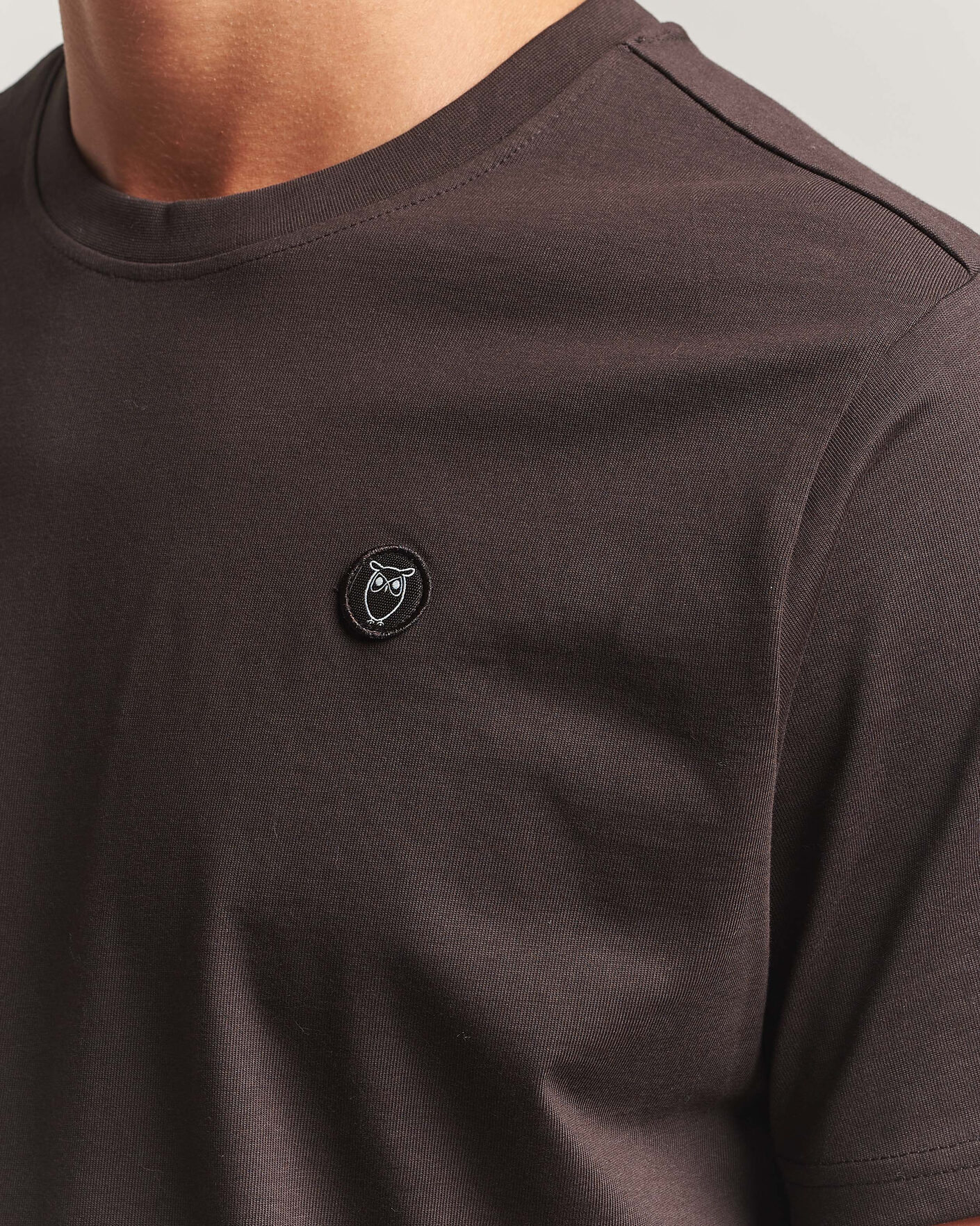 Herren | T-Shirts | KnowledgeCotton Apparel | Loke Badge T-Shirt Chocolate Torte