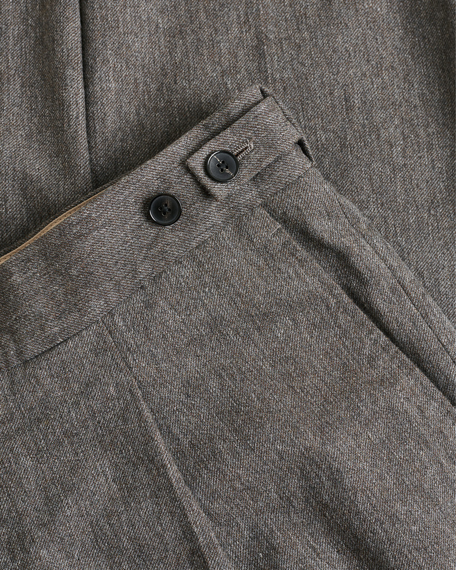 Herren | Lardini Wool Pleated Trousers Taupe 52 | Pre-owned | Lardini Wool Pleated Trousers Taupe 52