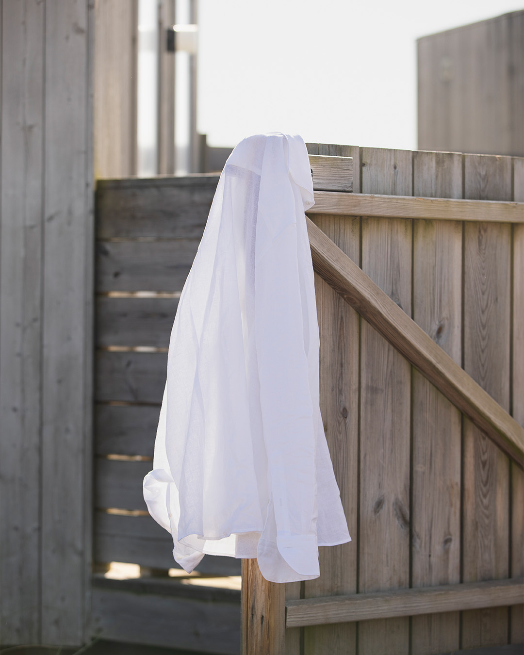 Vit linne skjorta som hänger